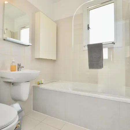 Vila Sleeps 8 With Private Pool