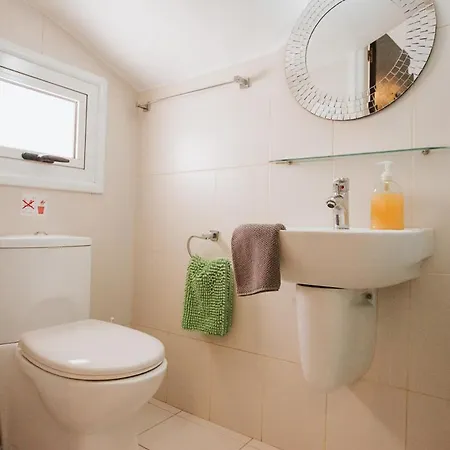 Villa Sleeps 8 With Private Pool