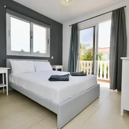 Sleeps 8 With Private Pool *