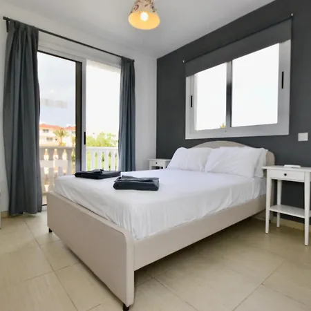 Sleeps 8 With Private Pool Вилла