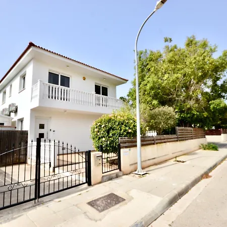 Villa Sleeps 8 With Private Pool *